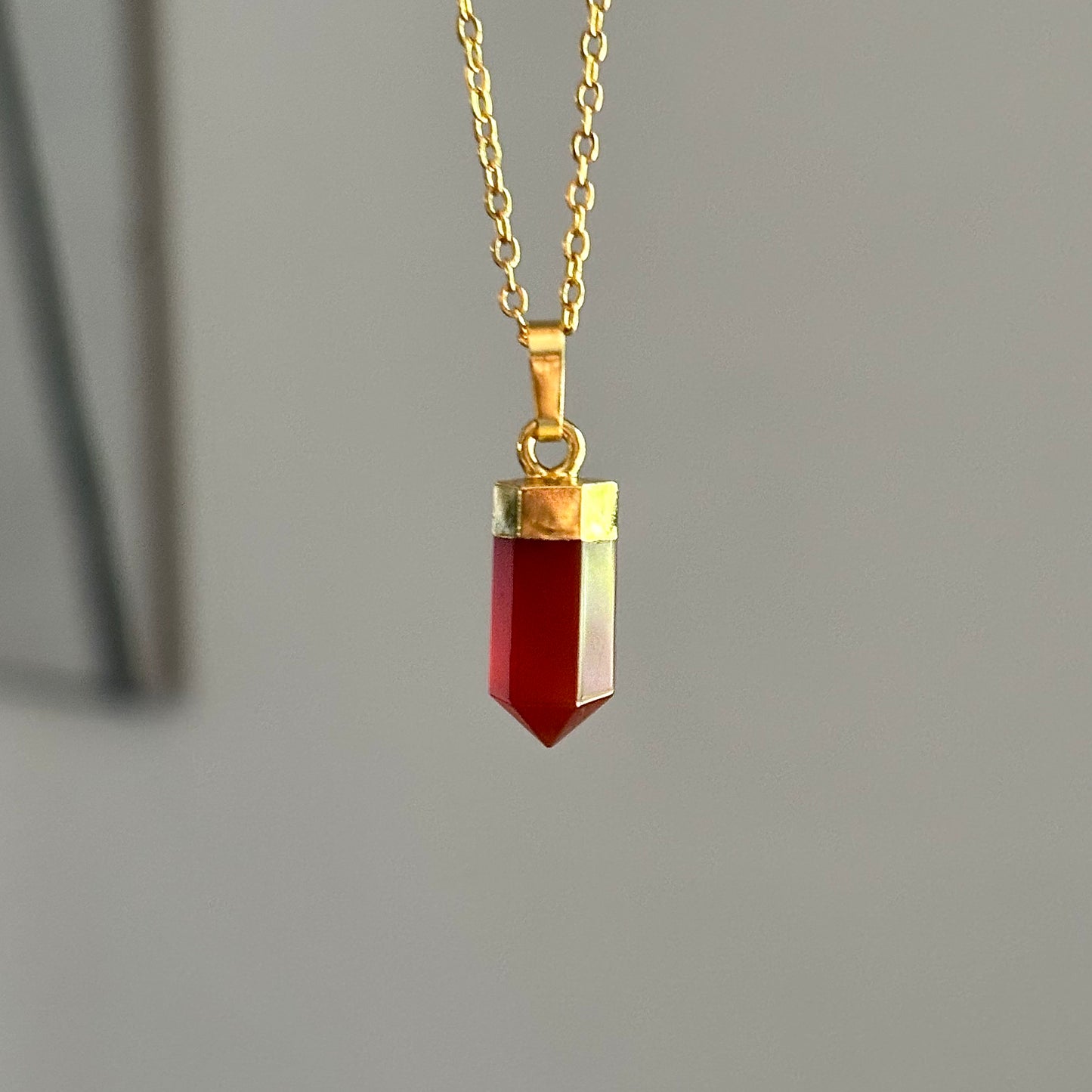 Pendentif cornaline en pierre naturelle en forme de pointe dorée avec chaîne