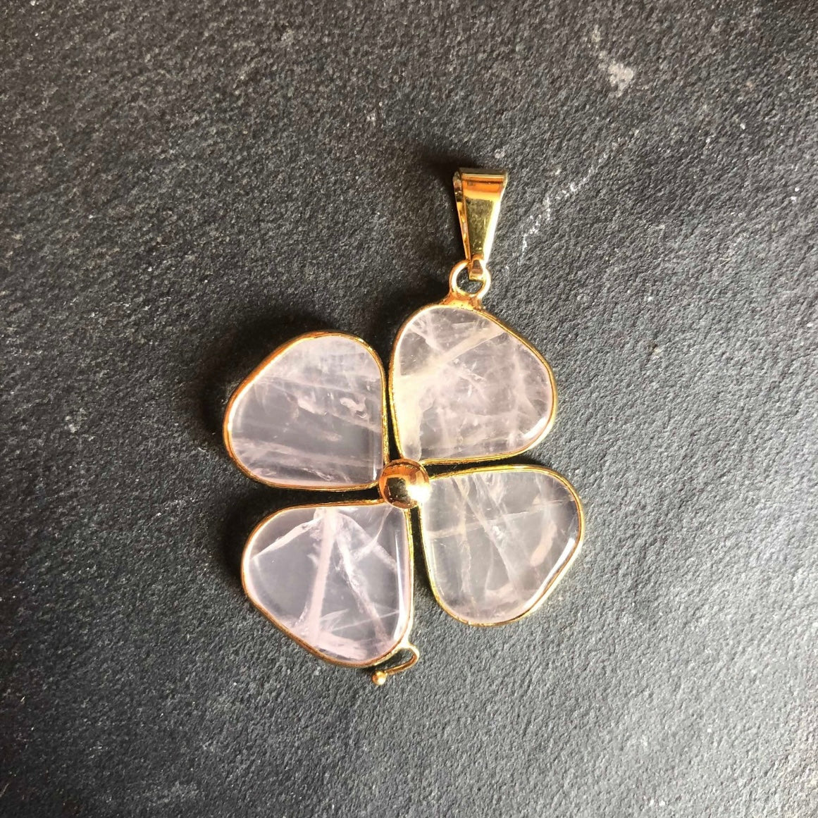 Pendentif Quartz Rose - Trèfle • doré