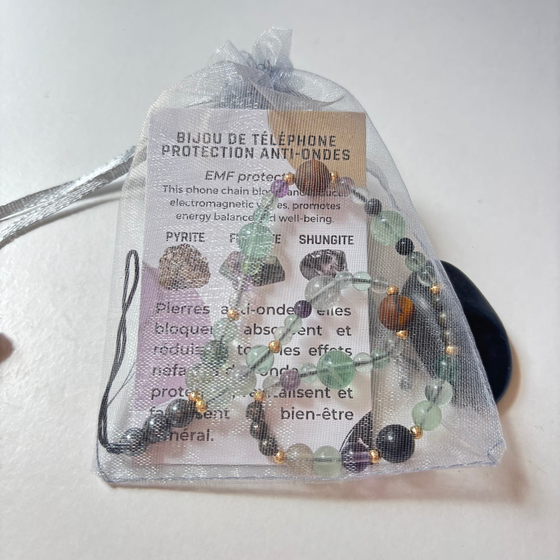 chaîne de téléphone courte en pierres naturelles shungite, fluorite, œil de tigre et pyrite. Pour protéger des ondes électromagnétiques.