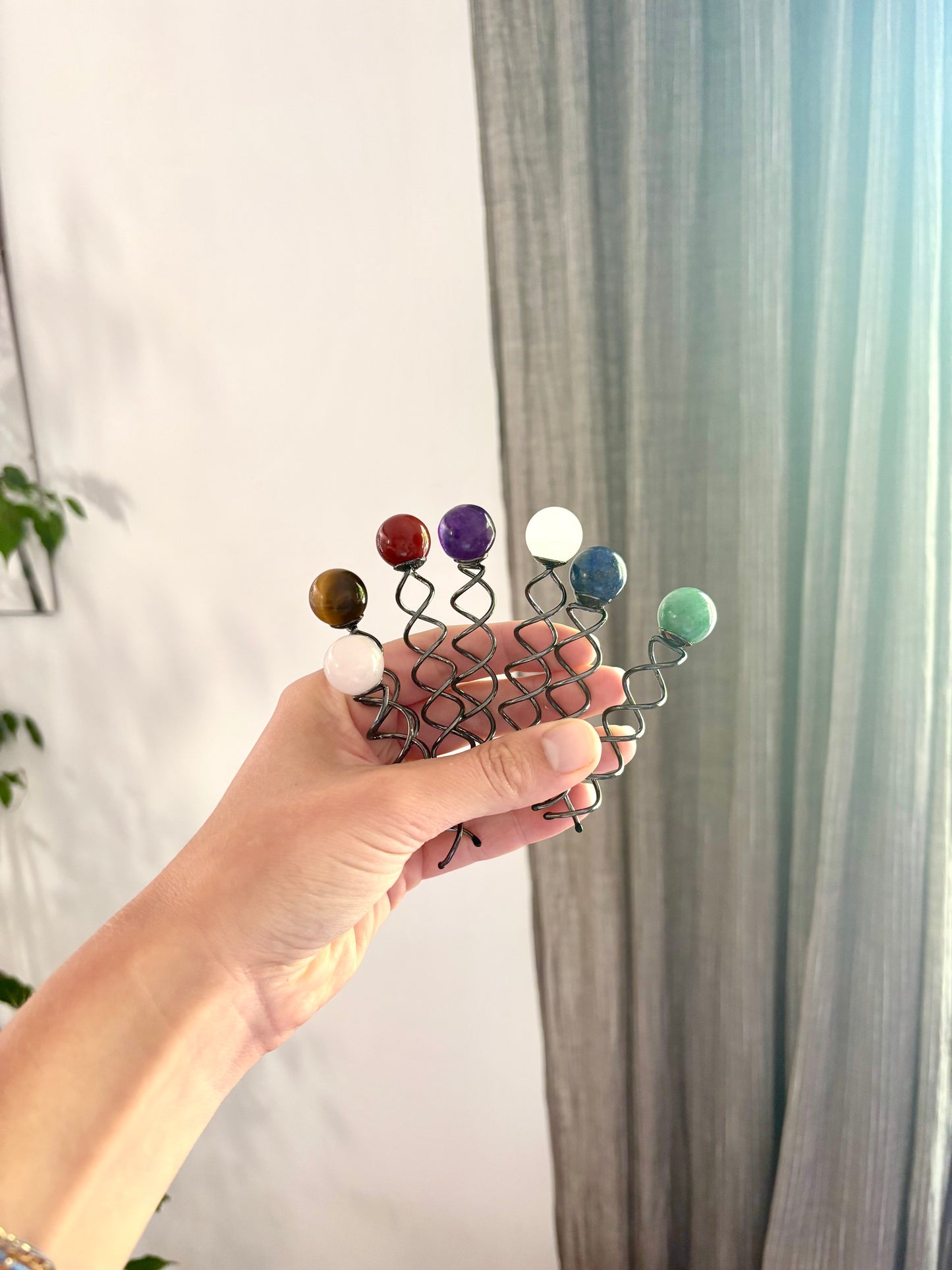 Toutes les pinces tourbillon disponibles, avec 7 sortes de pierres, quartz rose, œil de tigre, cornaline, améthyste, cristal de roche, lapis lazuli et aventurine