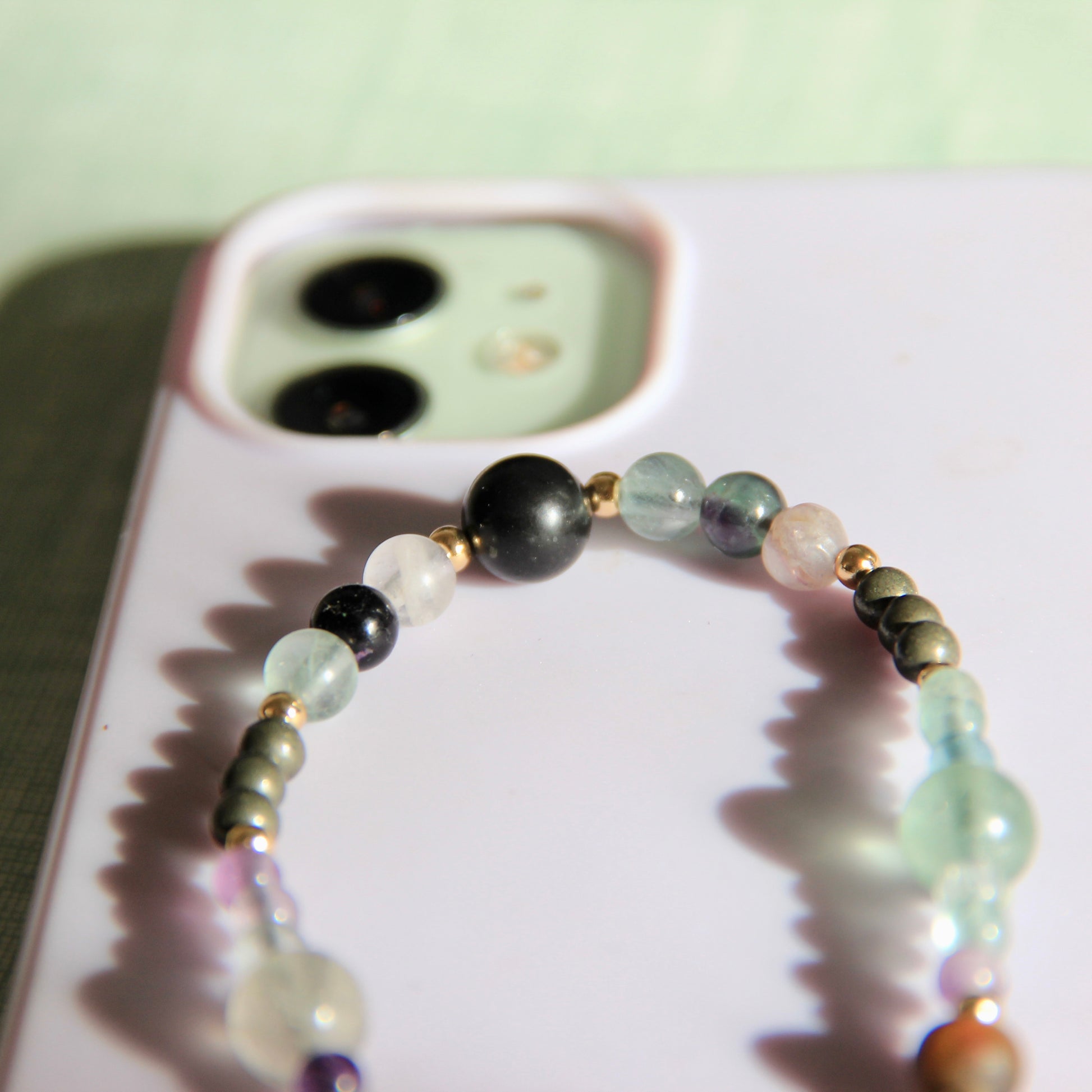 Bijou de téléphone en perles de Shungite pyrite et fluorite