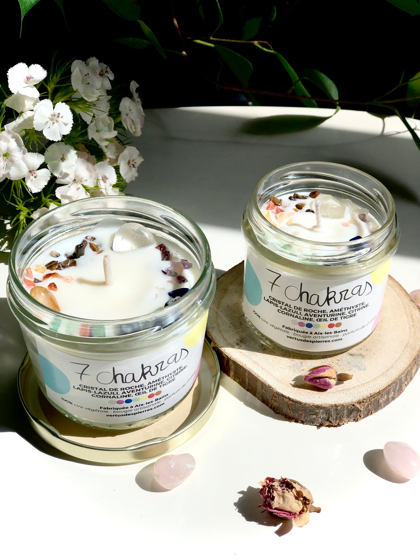 Création unique : bougie naturelle artisanale infusée de pierres énergétiques, parfaite comme idée cadeau spirituelle disponible en grand et en petit format