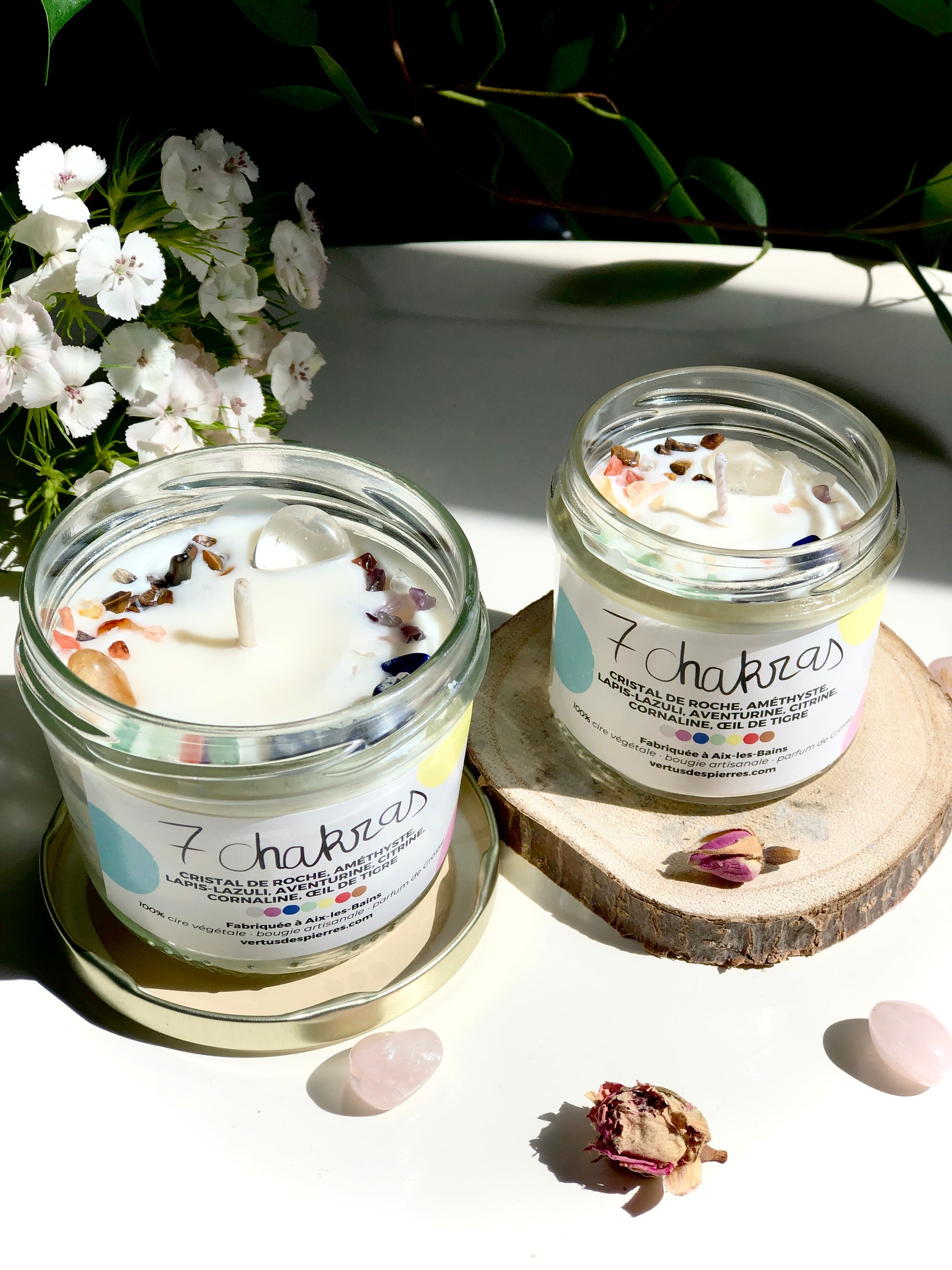 Création unique : bougie naturelle artisanale infusée de pierres énergétiques, parfaite comme idée cadeau spirituelle disponible en grand et en petit format