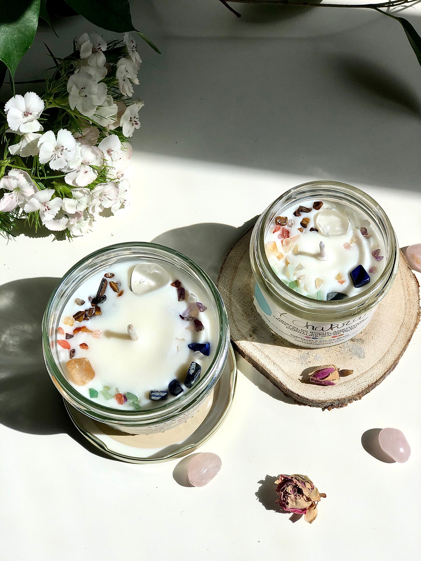 Bougie naturelle parfumée avec pierres semi-précieuses, création artisanale pour bien-être et purification énergétique disponible en deux tailles différentes