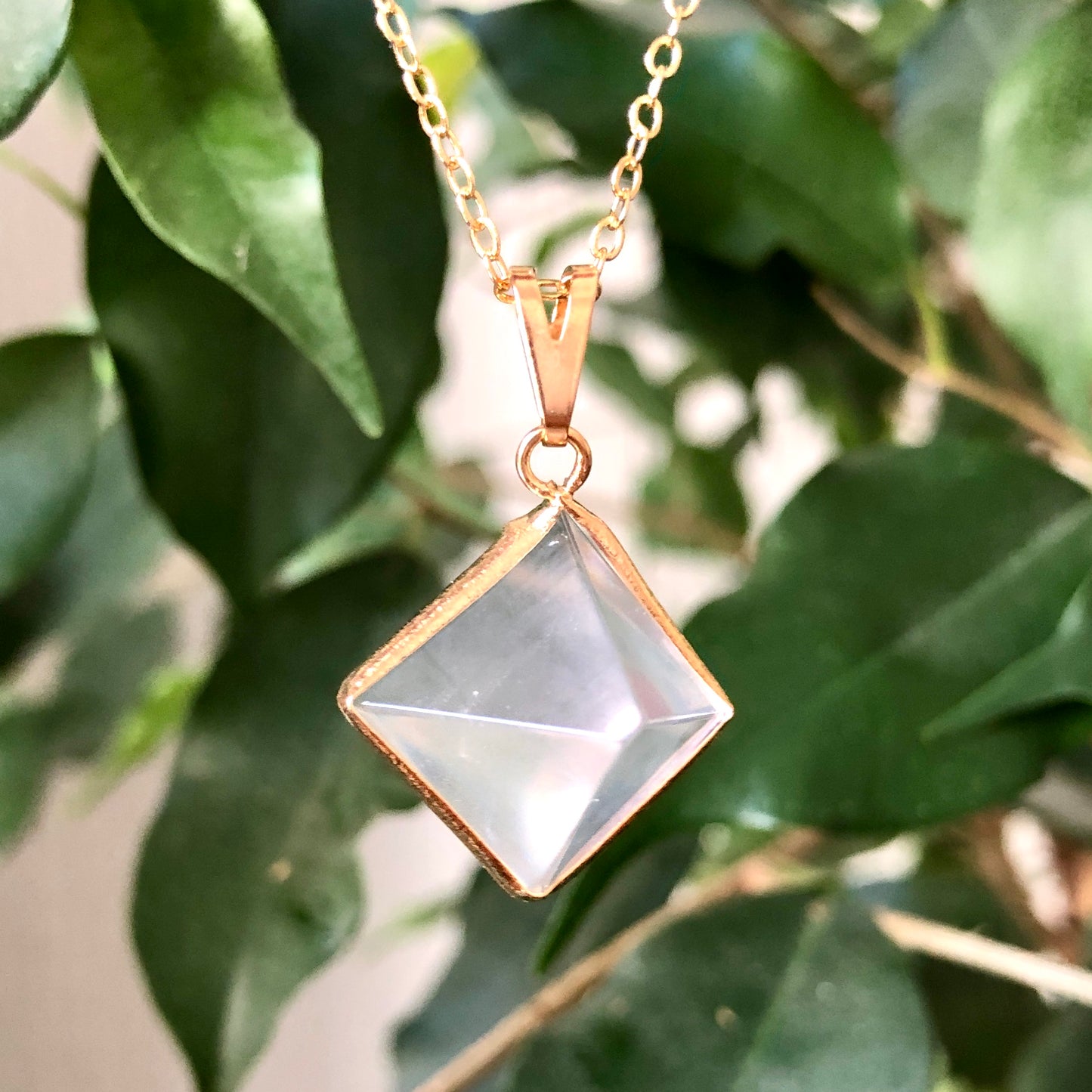 Pendentif Cristal de Roche - pyramide • doré